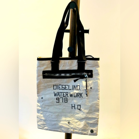 Diesel white and black waxed canvas tote. Zippers. Inside and outside pockets - Picture 2 of 9